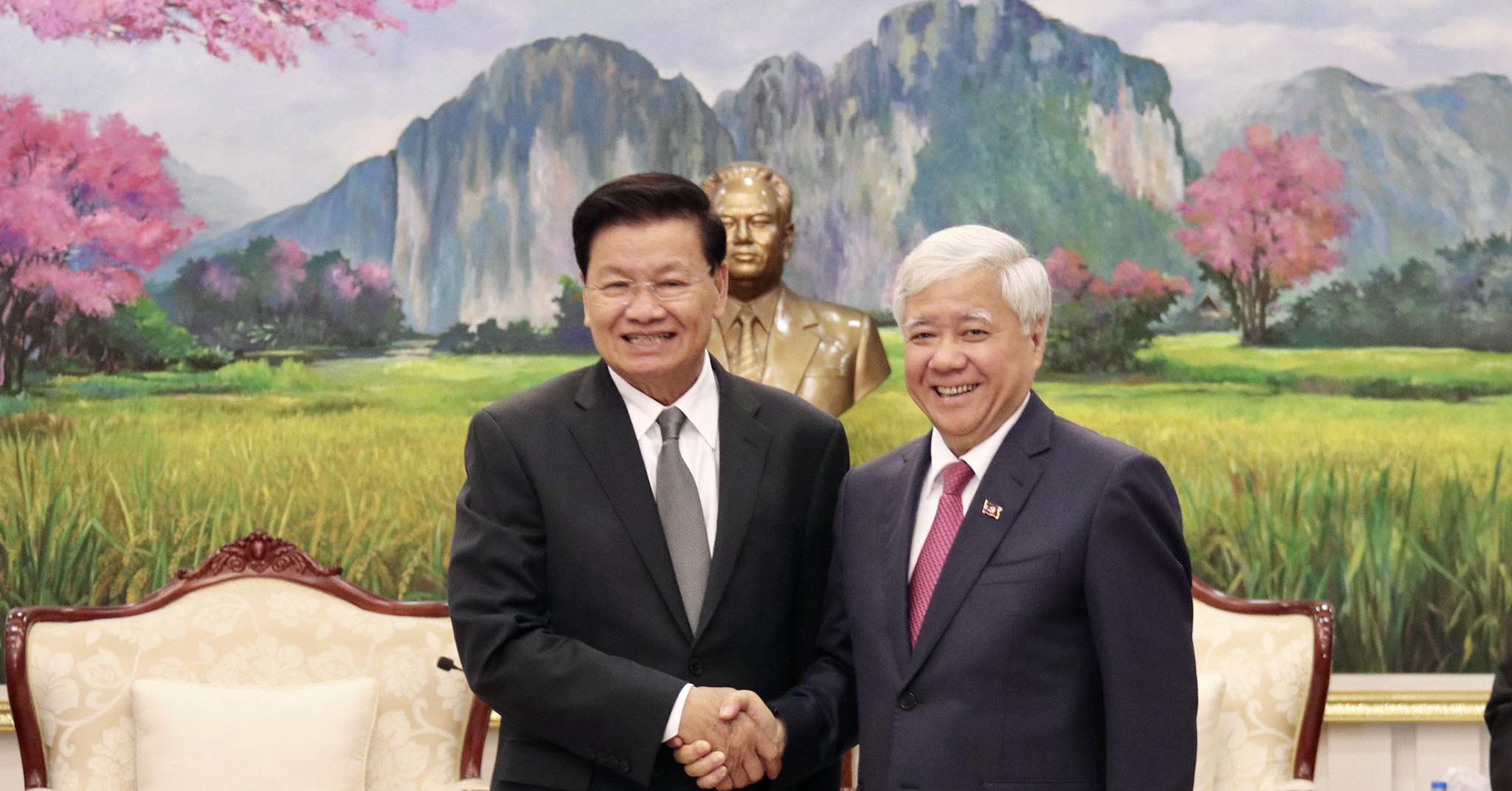 Lao General Secretary receives President of Vietnam Fatherland Front Do Van Chien