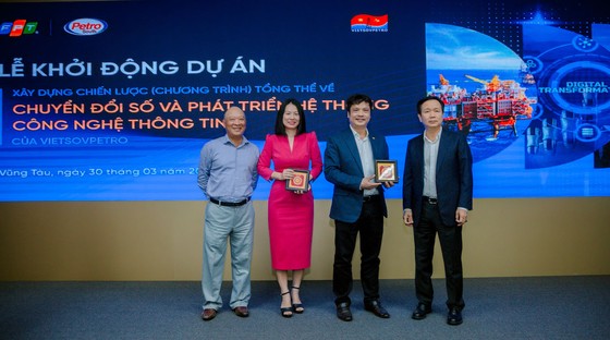 Vietsovpetro presents souvenirs to representatives of the FPT-Petro South joint venture