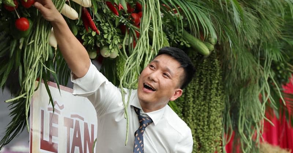 The groom in Binh Dinh did this action that made the online community exclaim 'never seen anyone like that'