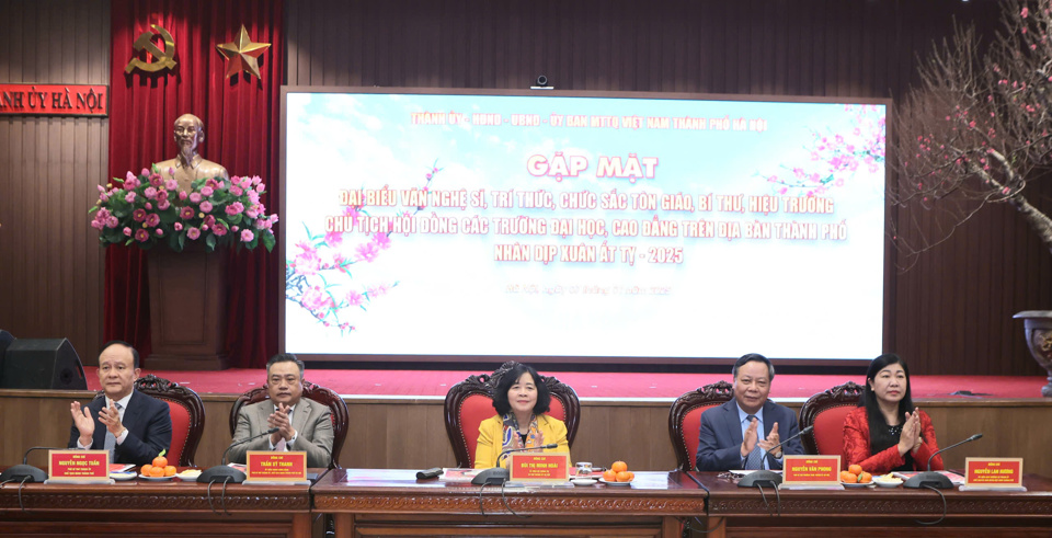 Politburo member, Secretary of the City Party Committee Bui Thi Minh Hoai and other city leaders chaired the meeting.