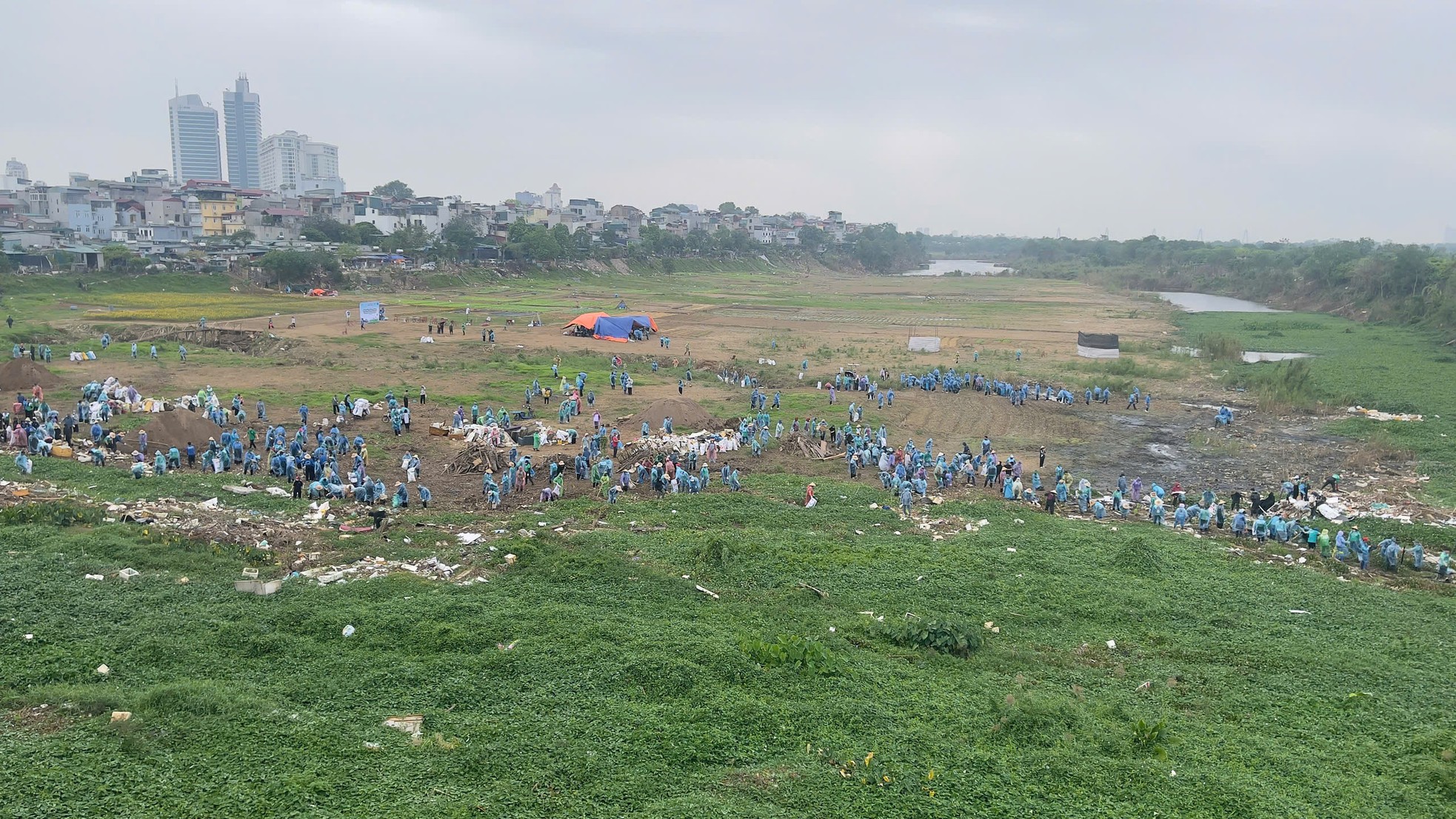 Cientos de personas desafiaron el viento y la lluvia para limpiar la basura a lo largo del Río Rojo, foto 3
