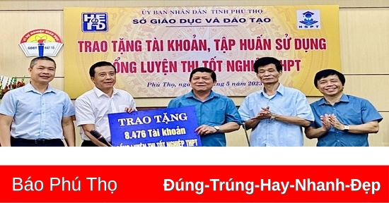 Trao tặng tài khoản, tập huấn sử dụng cổng luyện thi tốt nghiệp THPT