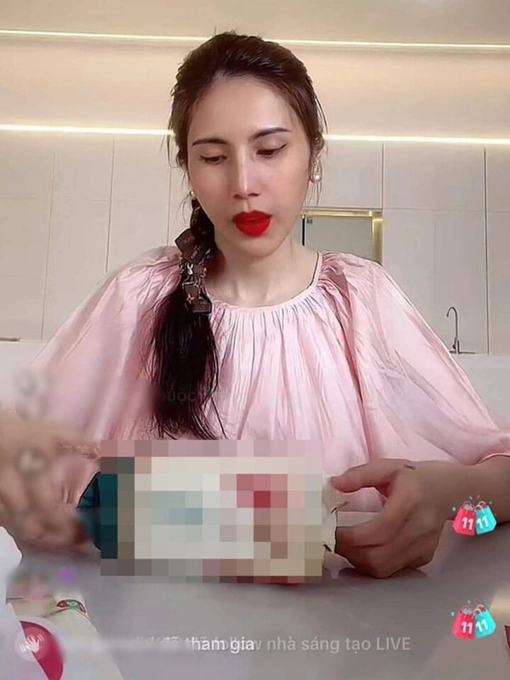 Thuỷ Tiên phải đối mặt với nhiều bình luận công kích, mỉa mai khi livestream bán hàng.