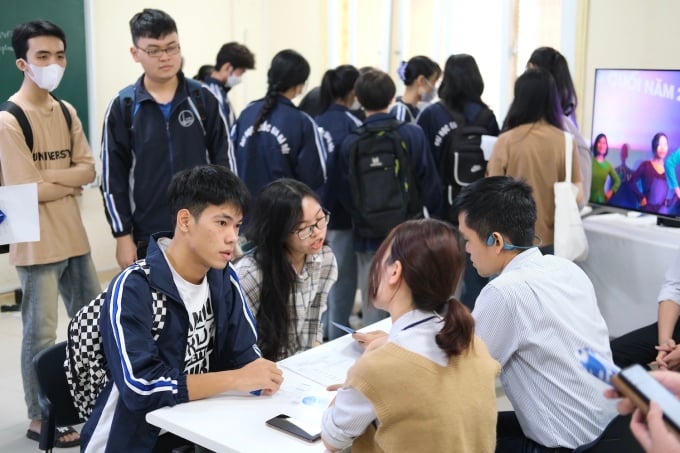 10月22日のキャリアデーに学生たちが企業の代表者と会話する。写真: ドゥオン・タム