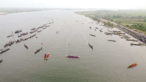 Traditional boat race to celebrate General Secretary Le Duan's birthday photo 9