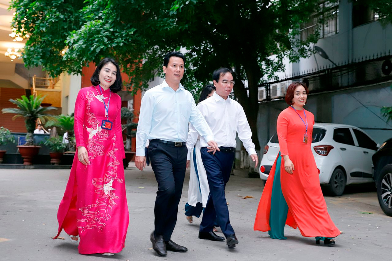 small_20240415-bo-truong-trao-qd-nxb-27.jpg