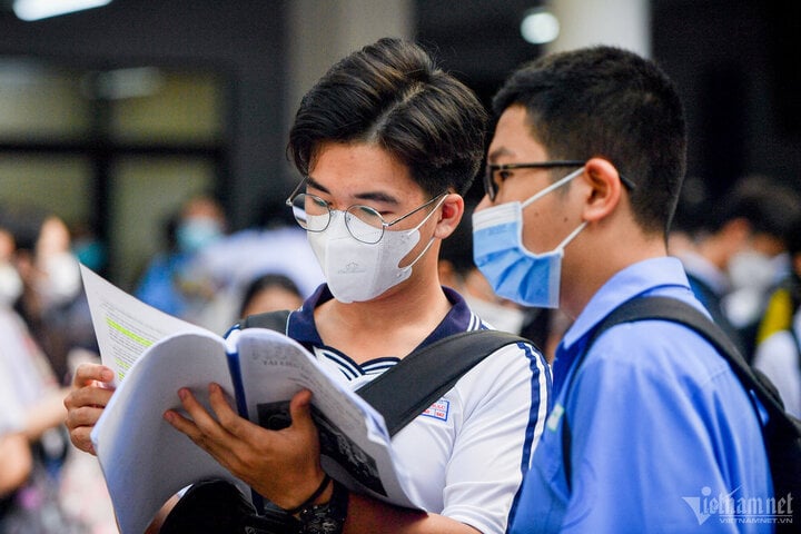 Estudiantes tomando el examen de ingreso al décimo grado en la ciudad de Ho Chi Minh. (Foto: Nguyen Hue)