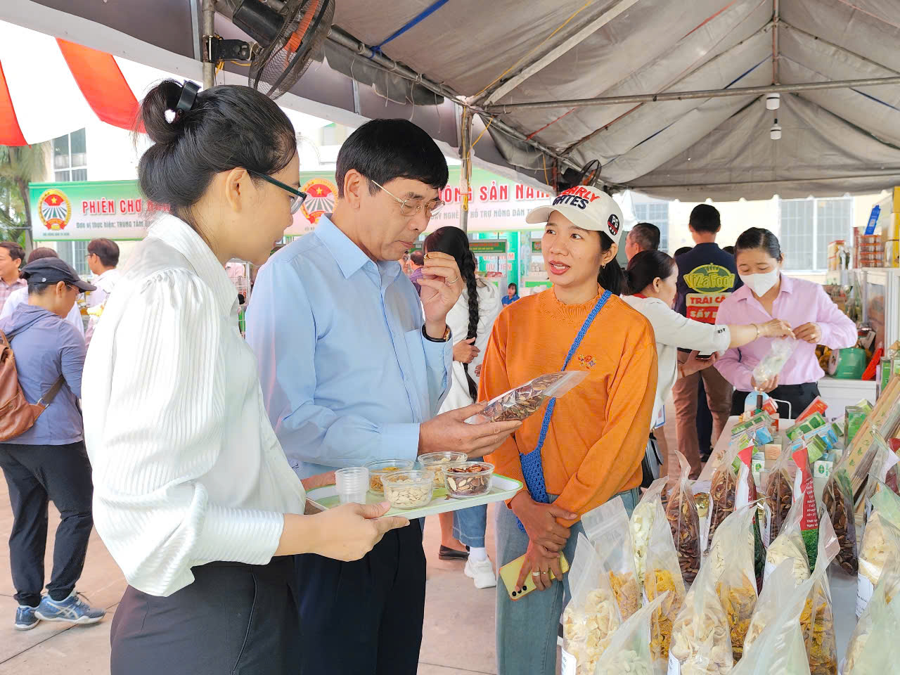 Cientos de productos típicos, OCOP HCMC y regiones se reúnen para servir las compras del Tet