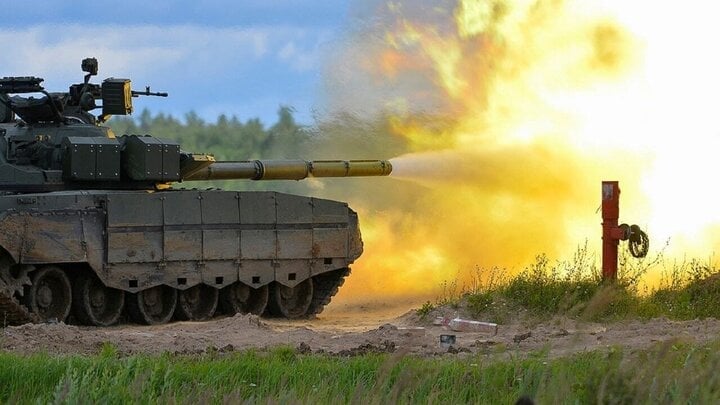 Nach Angaben russischer Panzerbesatzungen können sie mit dem T-80BVM ein Geschoss abfeuern, das ein Ziel durch ein Fenster in einer Entfernung von bis zu 5 km trifft.