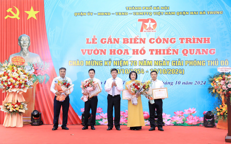 Vice Chairman of Hanoi People's Committee Duong Duc Tuan awarded Certificates of Merit to collectives and individuals of Hai Ba Trung District with achievements in project implementation.