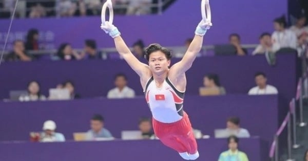 Khanh Phong excellently won the Silver Medal for the Vietnamese gymnastics team