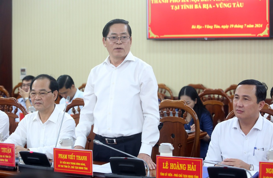 Secretary of the Provincial Party Committee, Chairman of the People's Council of Ba Ria - Vung Tau province Pham Viet Thanh gives an overview of the province's socio-economic situation - Photo: Nguyen Thanh