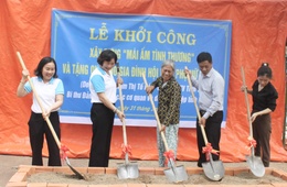 ผู้นำคณะกรรมการพรรคประจำจังหวัดว่าด้วยหน่วยงานและวิสาหกิจ สหภาพสตรีจังหวัด คณะกรรมการพรรคประจำอำเภอ และหน่วยงานท้องถิ่น ร่วมกันเริ่มก่อสร้างบ้านพักพิงแห่งความรักให้กับนางสาวดิญห์ ถิ เทา (หมู่บ้าน 2 ตำบลกิมตัน) ภาพโดย: หวู ชี