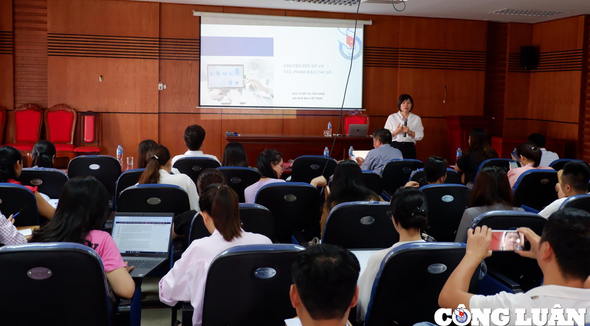 Thanh Hoa, plus de 50 reporters ont participé à une formation sur les compétences nécessaires pour créer des travaux journalistiques de haute qualité image 1