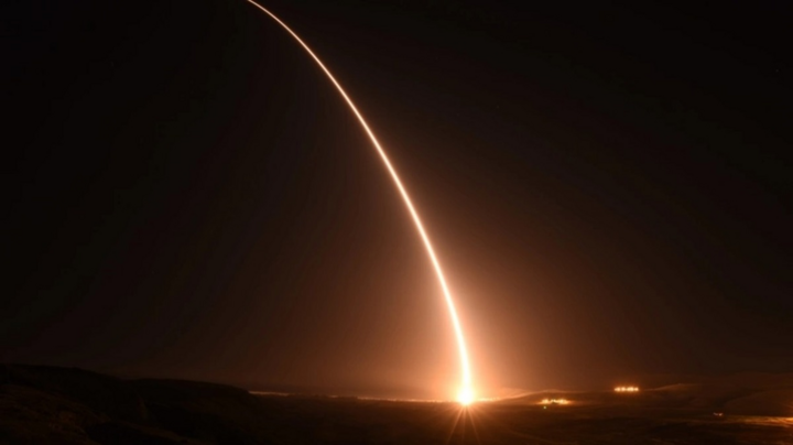 Un misil balístico intercontinental Minuteman III de EE. UU. se lanza durante una prueba en la Base Aérea Vandenberg, California, en 2018. (Foto: Fuerza Aérea de EE. UU.)