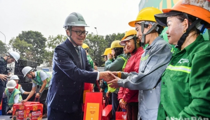 Nhan Dan 신문, Hung Yen성 Van Giang구 Ecopark 건설 현장 근로자들에게 선물 전달