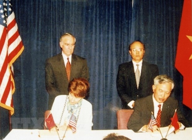 Minister of Trade Vu Khoan (right cover) and US Trade Representative Charlene Barshefsky signed the Vietnam - US Trade Agreement in Washington D.C on July 13, 2000. Photo: VNA