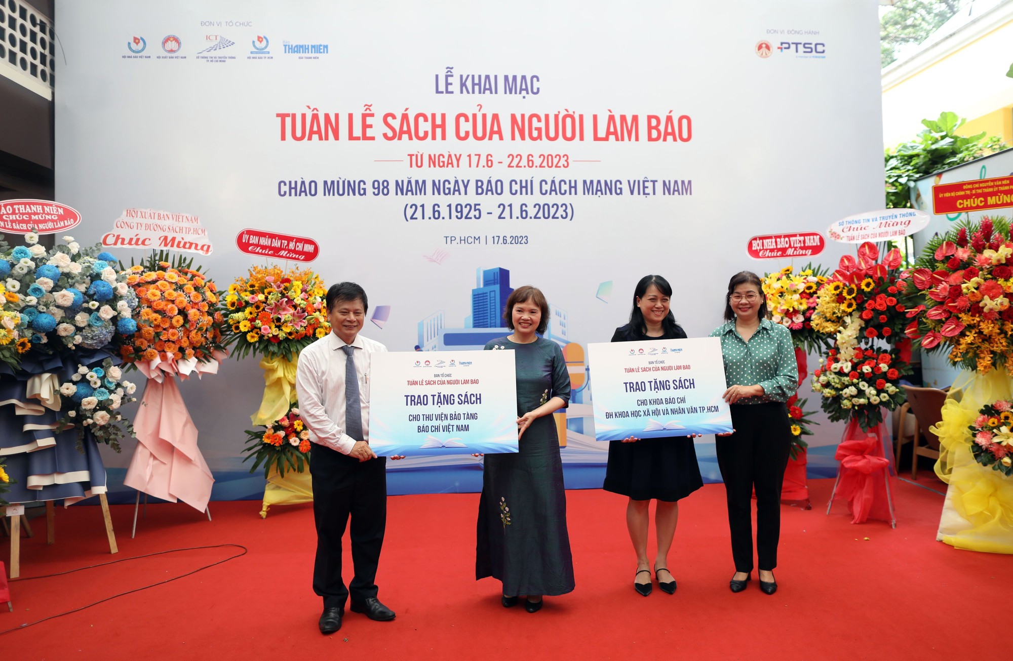 Sôi nổi ngày khai mạc 'Tuần lễ Sách của người làm báo' tại Đường Sách TP.HCM - Ảnh 6.