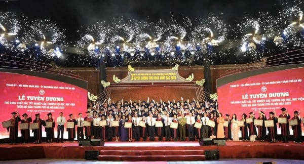 Hanoi honore 100 excellents diplômés de 2024