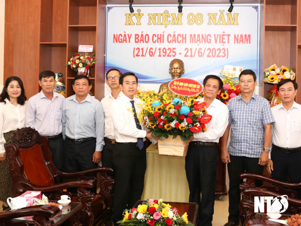 สหาย Pham Van Hau รองเลขาธิการคณะกรรมการพรรคประจำจังหวัด ประธานสภาประชาชนจังหวัด เยี่ยมชมและแสดงความยินดีกับสำนักข่าวต่างๆ