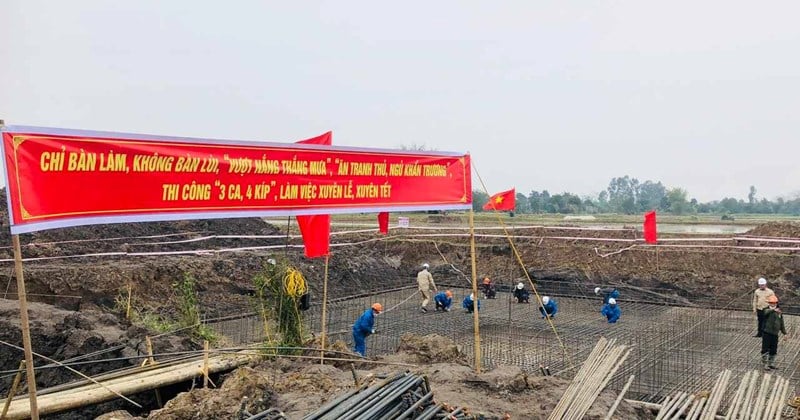 Trabajando en Tet, "3 turnos, 4 cuadrillas" en el sitio de construcción del circuito 3 de la línea de 500 kV