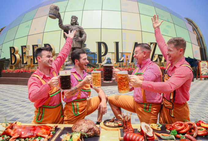 Les visiteurs pourront savourer de délicieux plats et déguster de la bière allemande à Ba Na Hills. Photo : Sun World