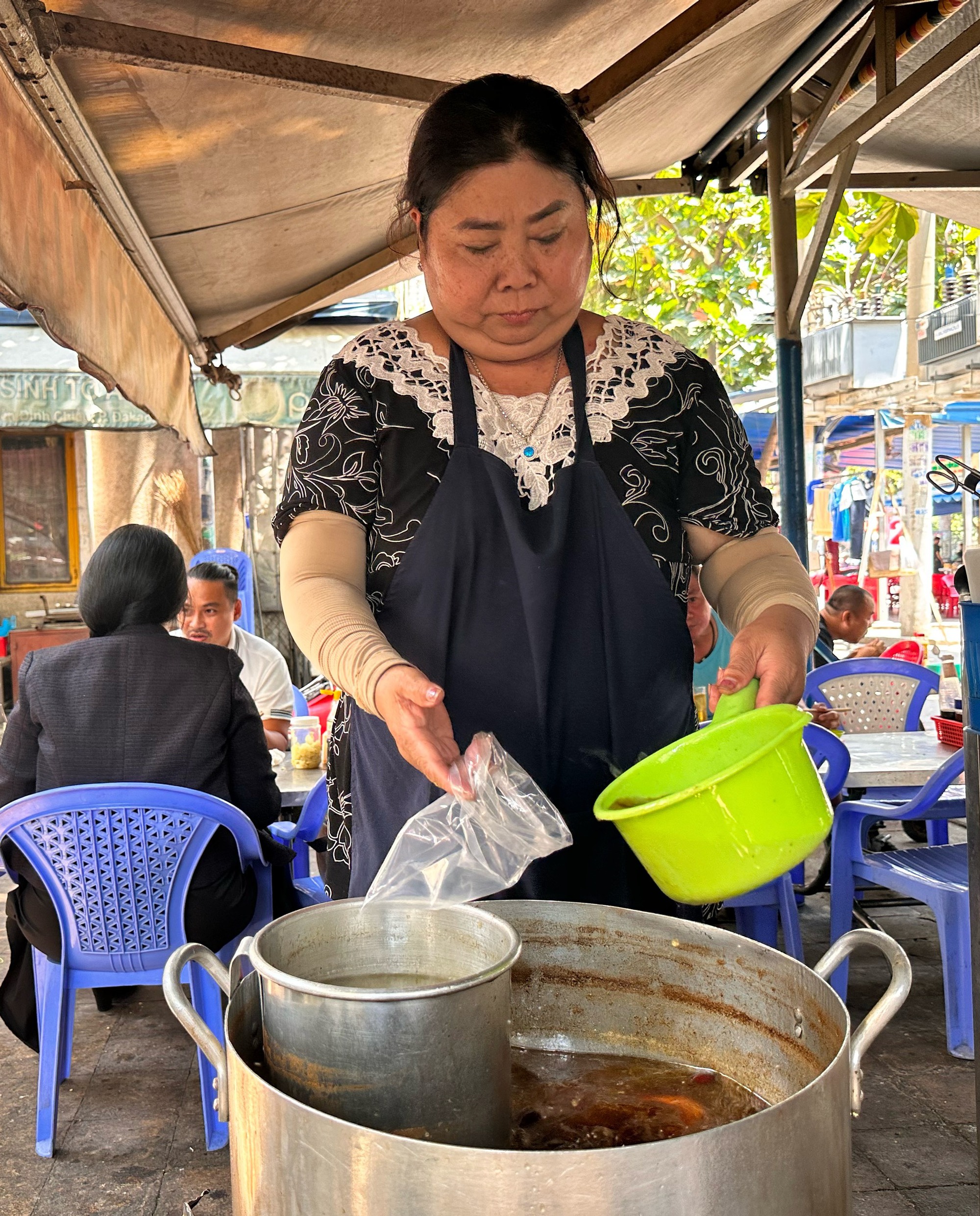 Quán ăn TP.HCM ‘đổi đời’ khi được vua đầu bếp Anthony ghé thăm, giờ ra sao? - Ảnh 13.