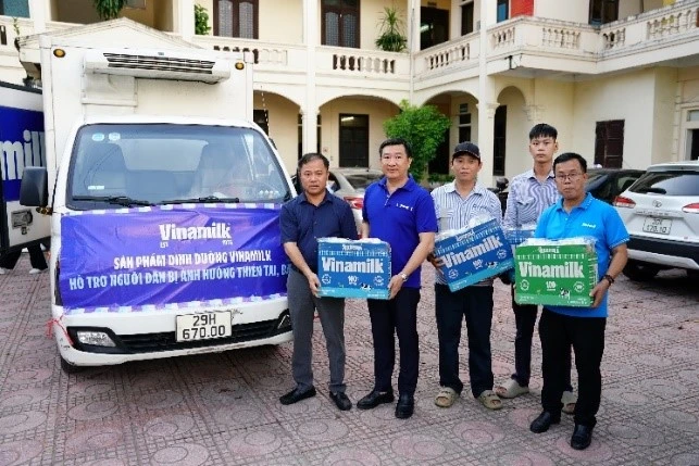 Vinamilk unterstützt Milch, Wasser und viele Geschenke für Menschen in überschwemmten Gebieten am Stadtrand von Hanoi Foto 1