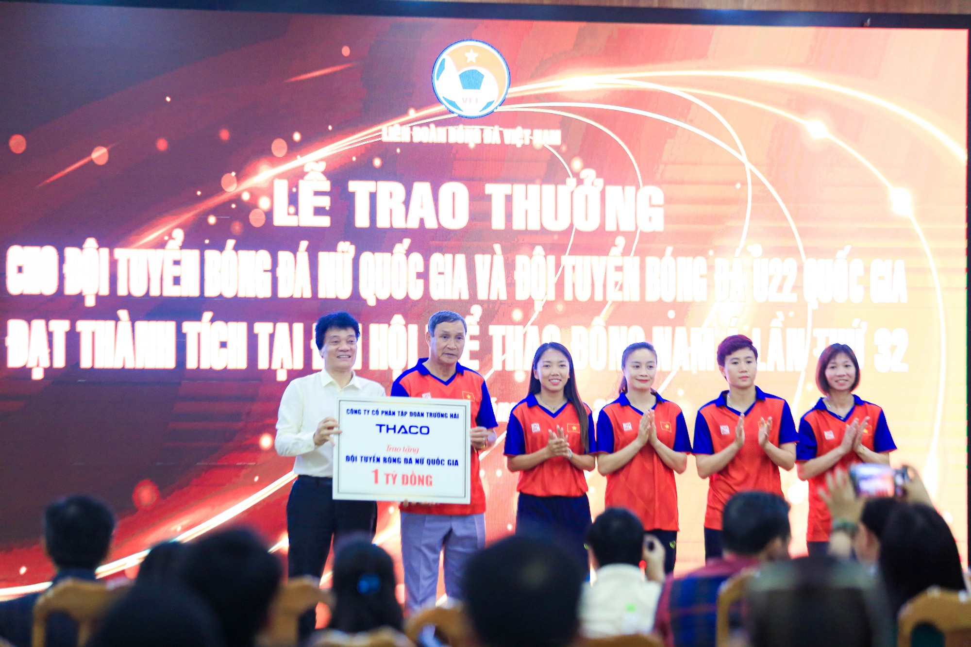 Đội tuyển bóng đá nữ nhận 5,6 tỉ đồng sau kỳ tích 4 lần liên tiếp vô địch SEA Games - Ảnh 4.