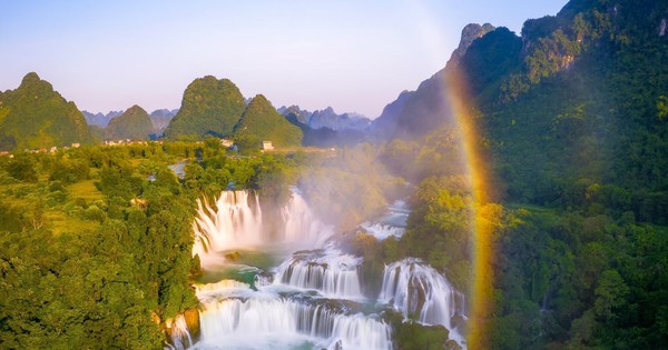 Ban Gioc Waterfall in Cao Bang falls from a height of more than 60m, the rainbow colors shine brightly throughout the forest.