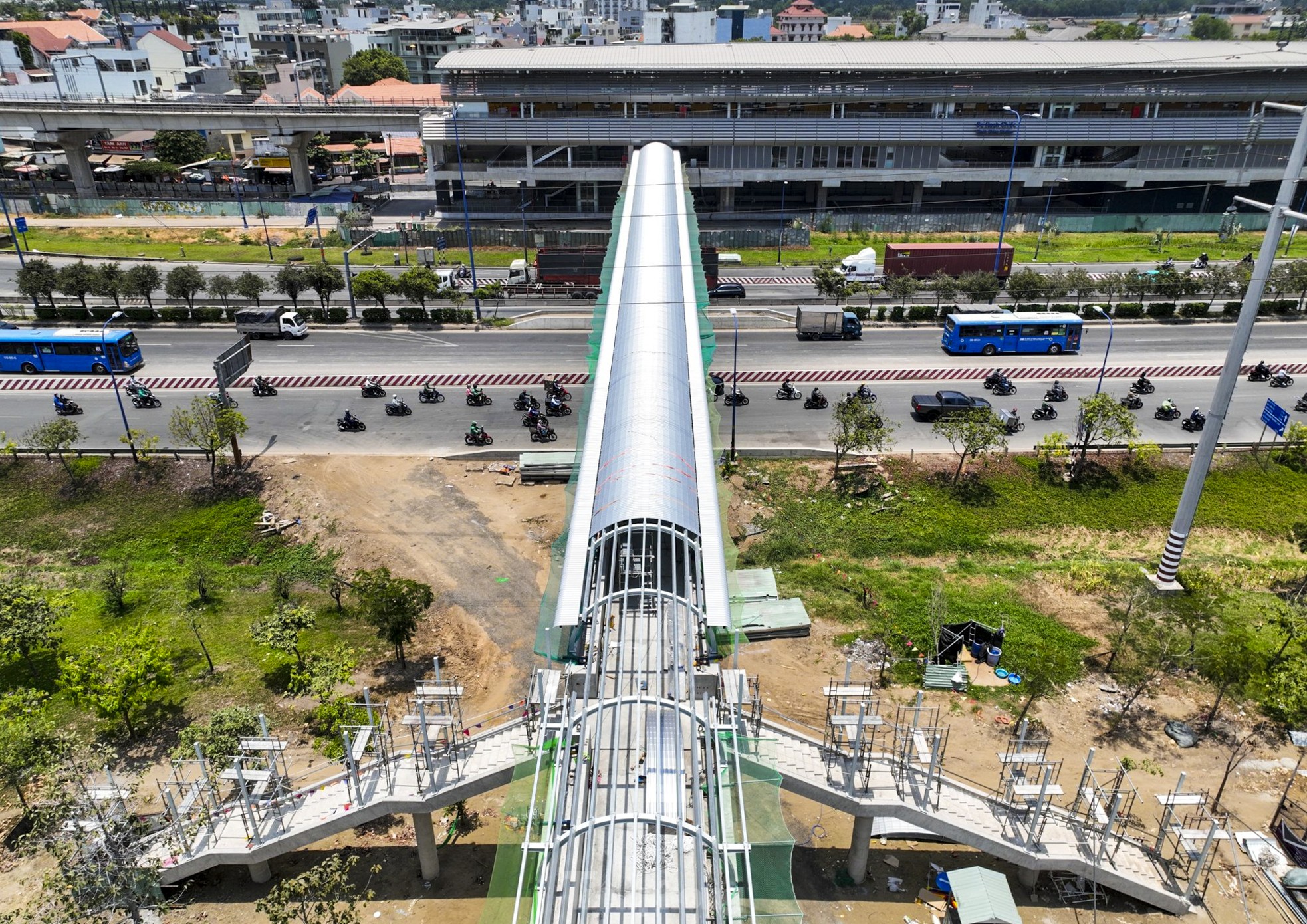 Baufortschritt der Fußgängerbrücke der U-Bahnlinie 1 in Ho-Chi-Minh-Stadt, Foto 2