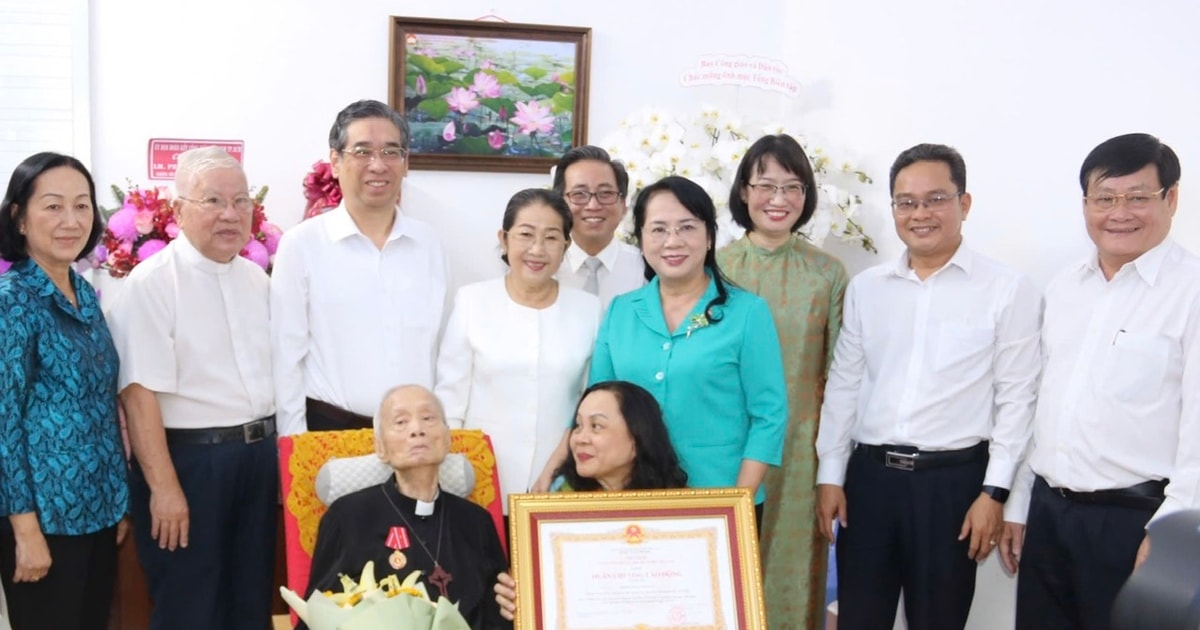 Remise de la médaille du travail de troisième classe au prêtre Phan Khac Tu