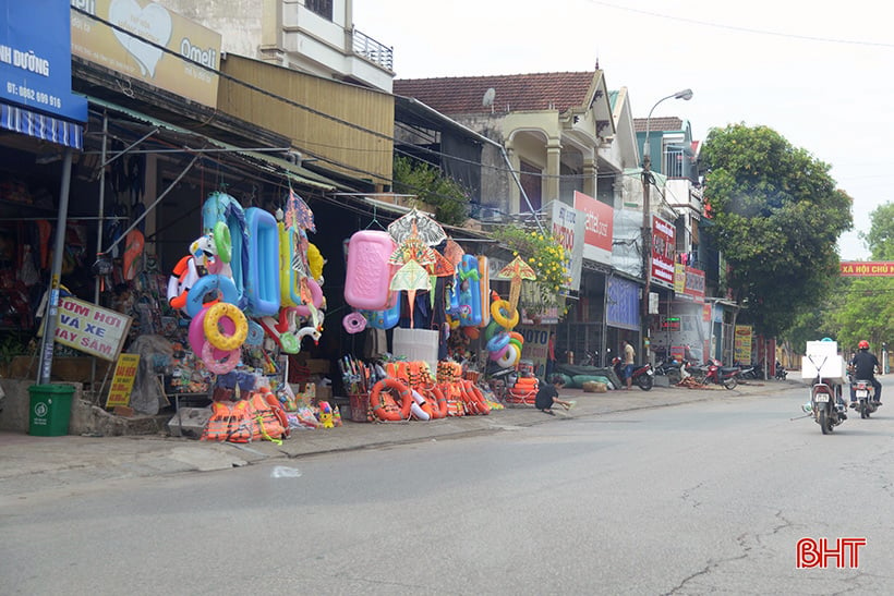 Biến vỉa hè thành “sân nhà” tại đường trung tâm thị trấn Đức Thọ