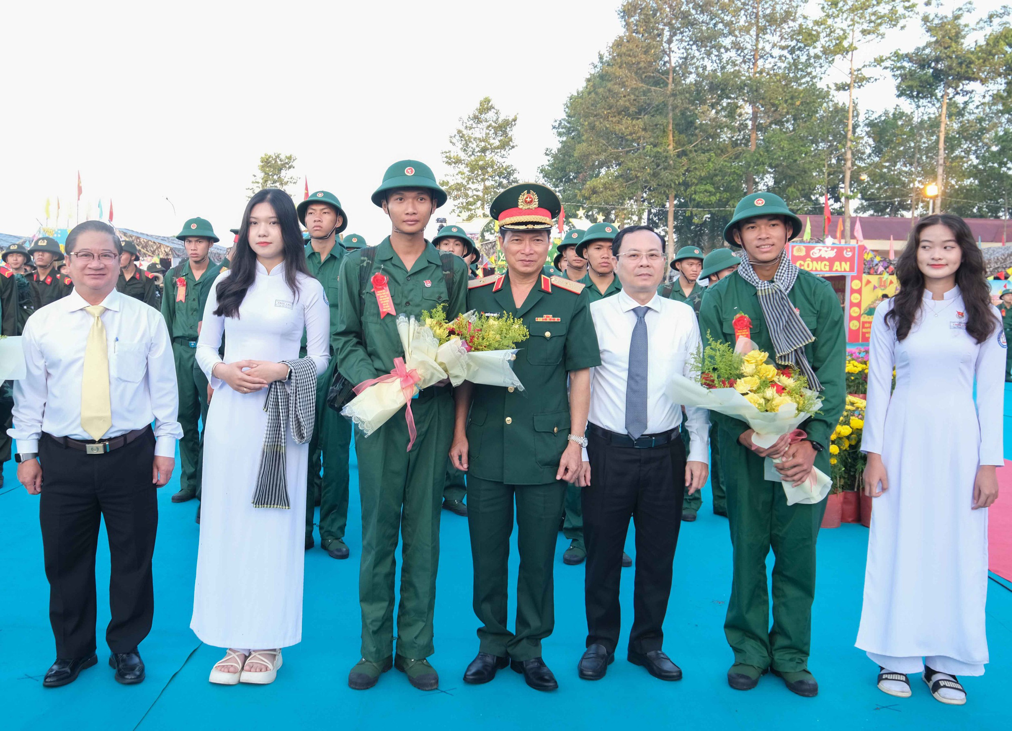 Ông Trần Việt Trường - chủ tịch UBND TP Cần Thơ (hàng đầu, thứ nhất từ trái qua) và ông Nguyễn Văn Hiếu - bí thư Thành ủy Cần Thơ (hàng đầu, thứ 5 từ trái qua) tặng hoa động viên các tân binh lên đường nhập ngũ - Ảnh: T.L.