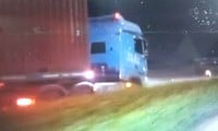 Видео: Контейнеровоз, едущий в неправильном направлении по главной дороге в Биньзыонге, вызывает возмущение