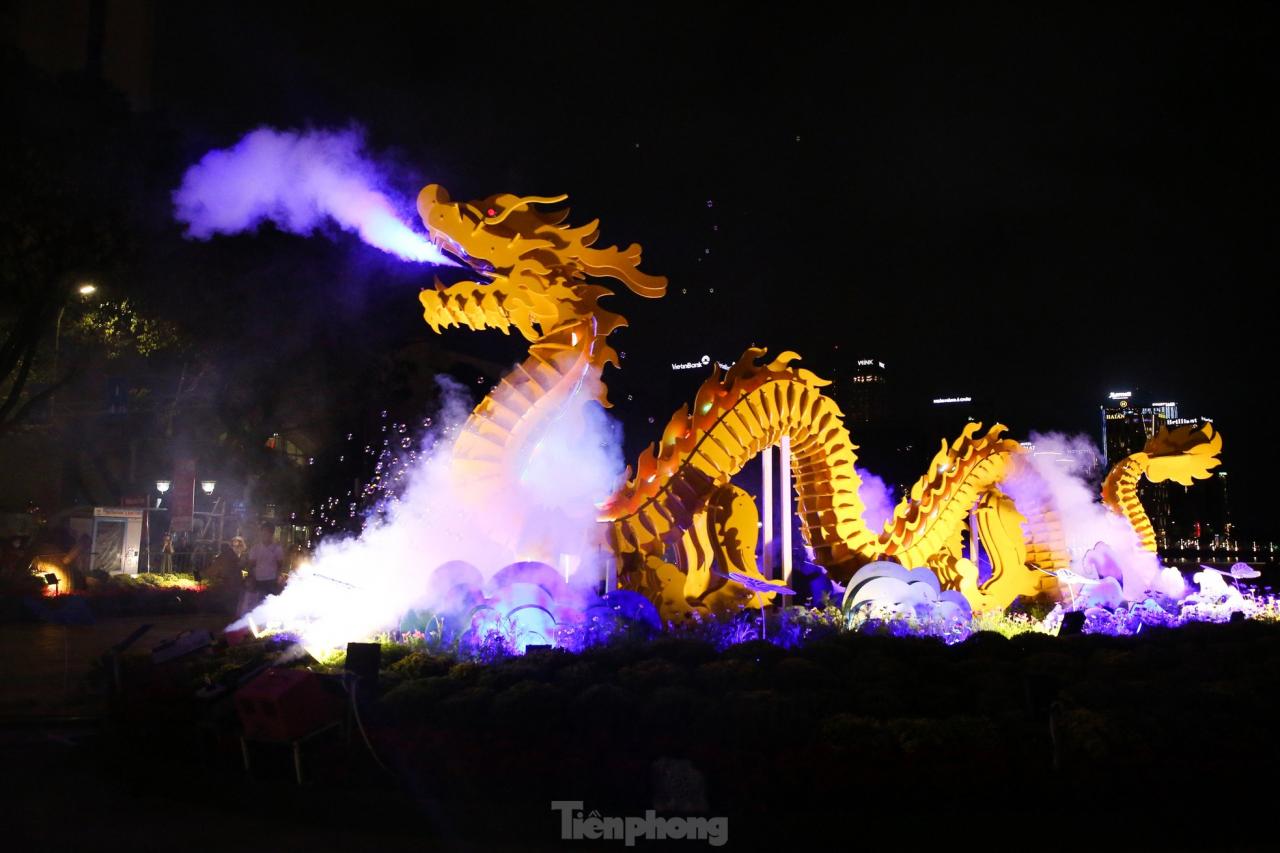 Multitudes de personas observan a la mascota dragón de Da Nang 'rociar agua y fuego' foto 5