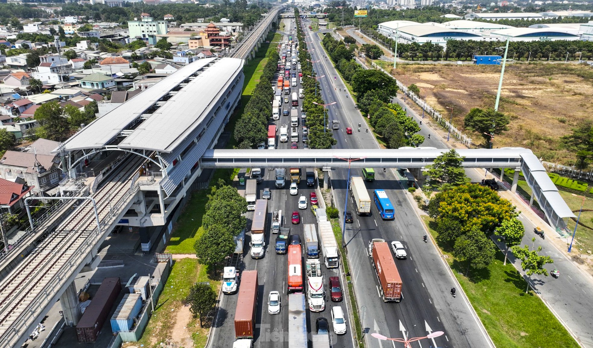 Baufortschritt der Fußgängerbrücke der U-Bahnlinie 1 in Ho-Chi-Minh-Stadt, Foto 1