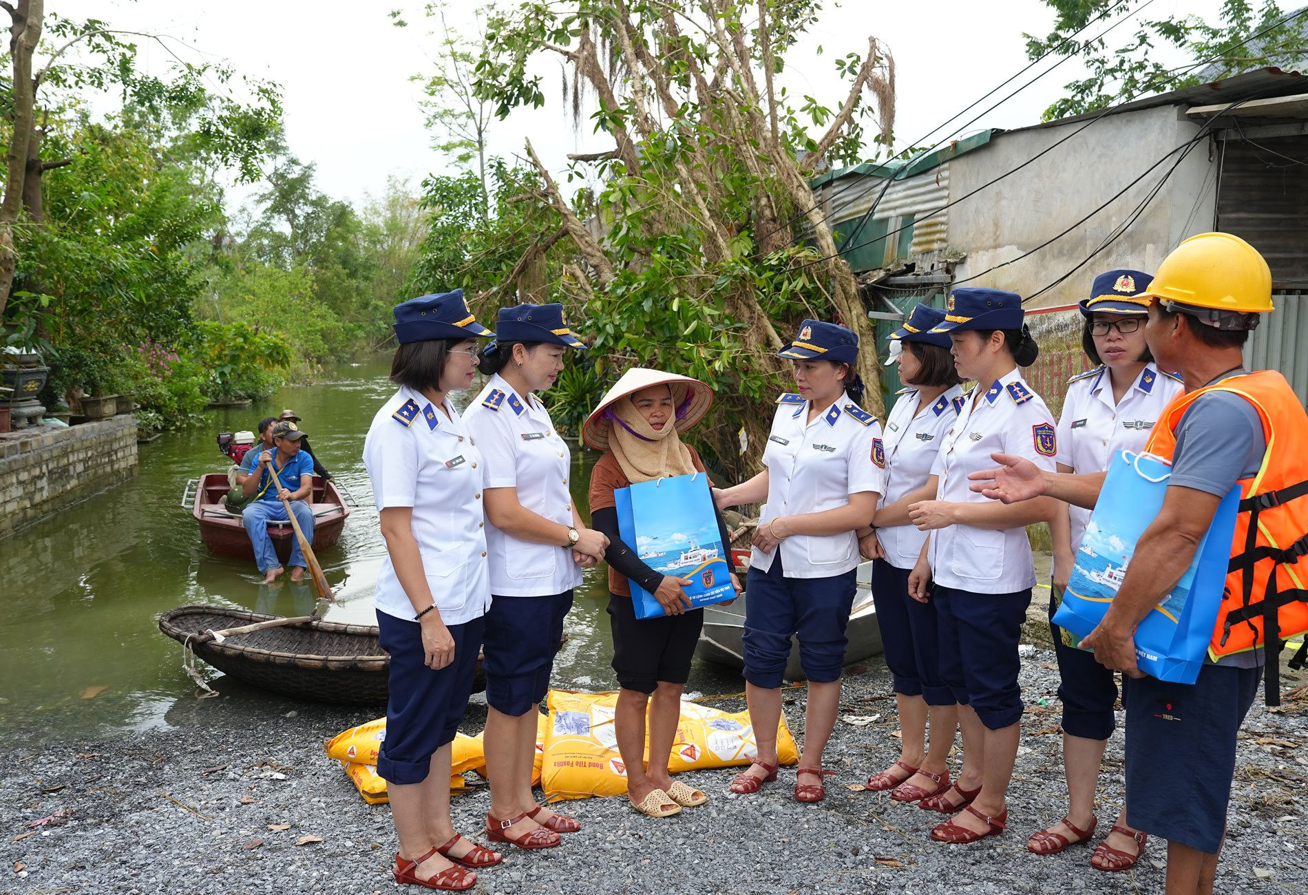 Geschenke zur Unterstützung der Menschen im Dorf Nam Hai, Nam Phuong Tien Huynh Chuong, meine Stadt Hanoi.jpg