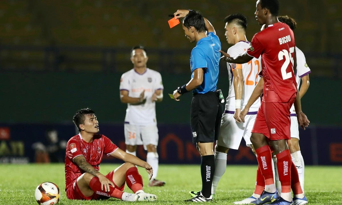 Defensor de Hai Phong expulsado por golpear a jugador de Binh Duong