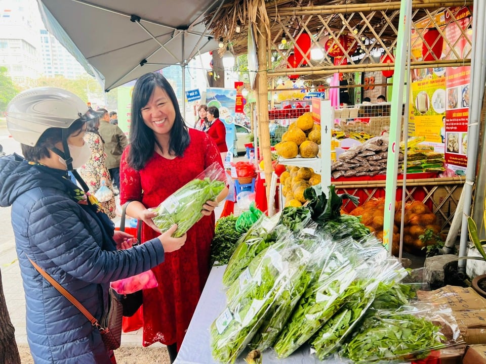 Consumers choose to buy green vegetables at the market. Photo: Anh Ngoc