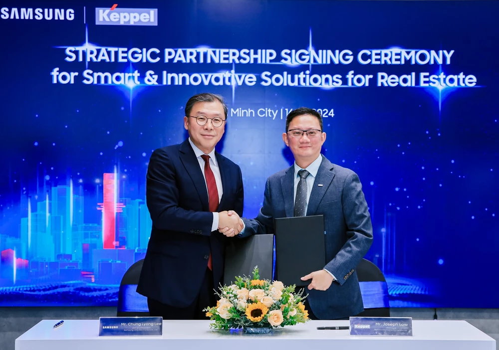 El Sr. Lee Chung Lyong, CEO y presidente de Samsung Vina Electronics Company y el Sr. Joseph Low, presidente de la División de Bienes Raíces de Keppel Vietnam firmaron el acuerdo de cooperación.