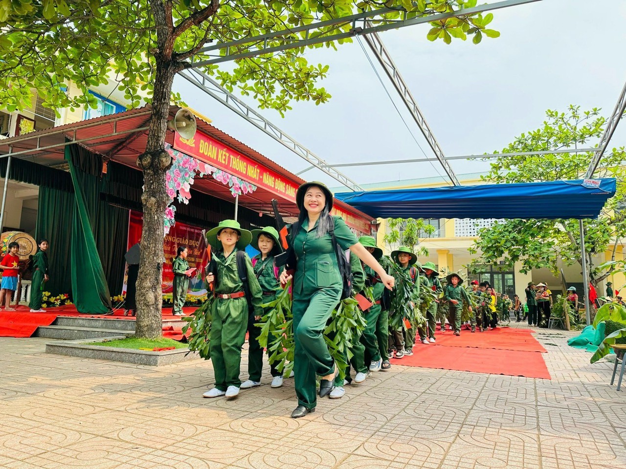 Les enfants de Ha Tinh sont fiers d'être les « petits soldats de Dien Bien » photo 8