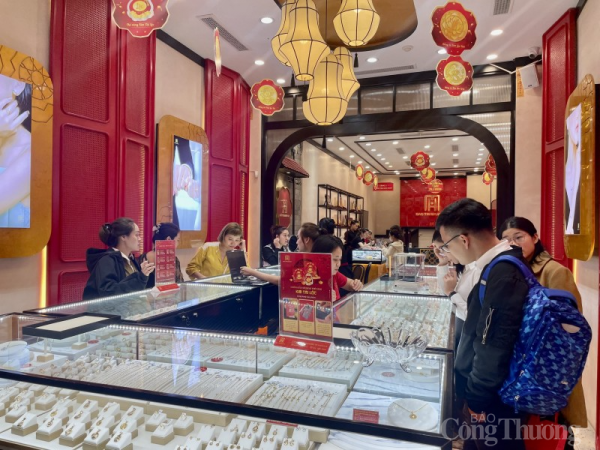 The price of 999.9 gold rings today increased by nearly 600 thousand, the market sells for 70.93 million VND/tael