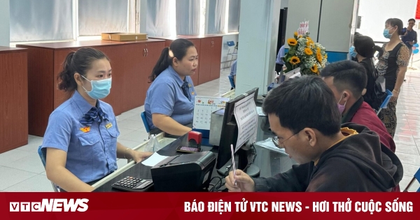 Der Bahnhof Saigon eröffnet am ersten Tag den Ticketverkauf für Tet. Die Leute können bequem Tickets kaufen