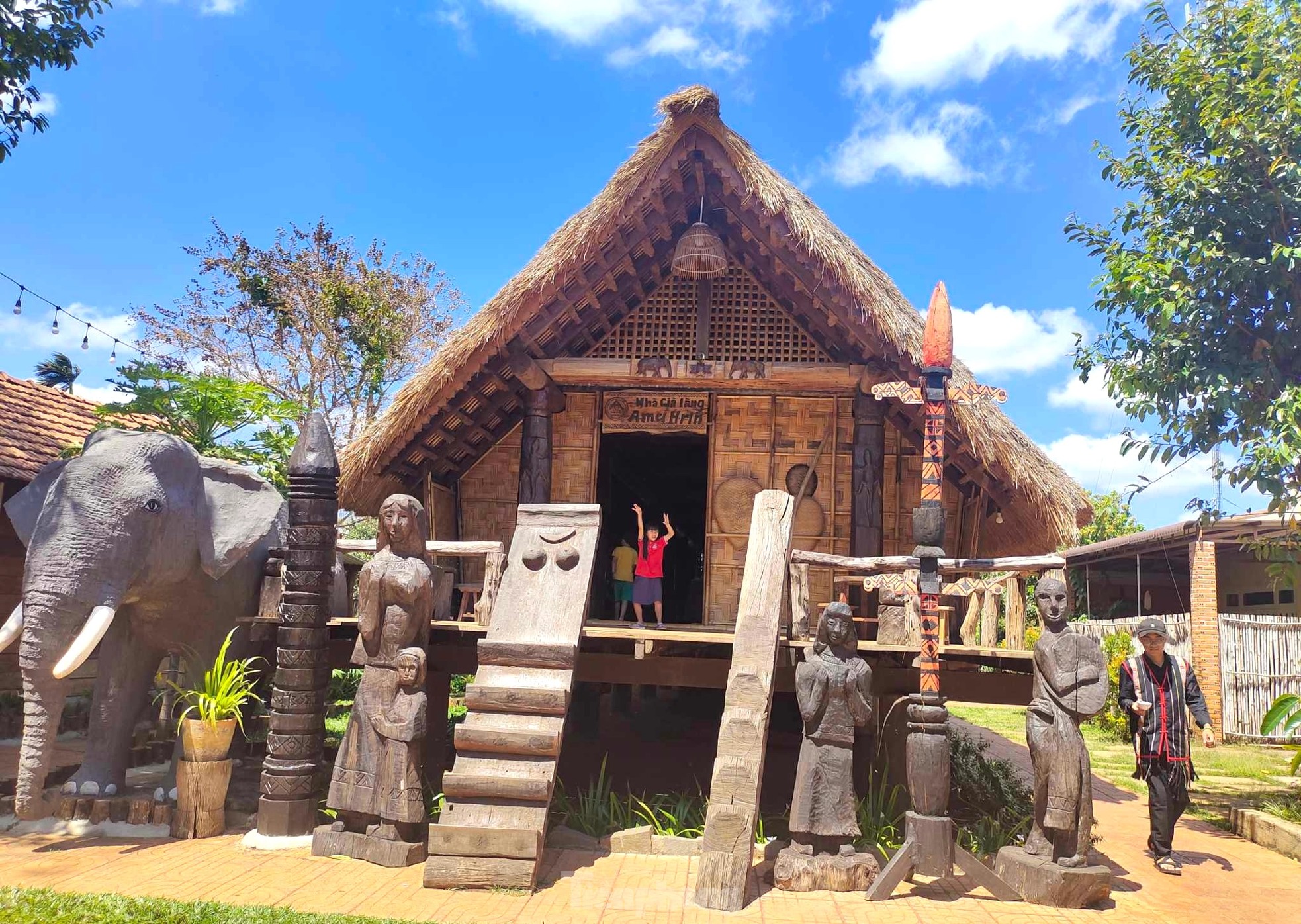 Coffee shops with stilt houses and thatched roofs attract young people in the mountain town photo 6