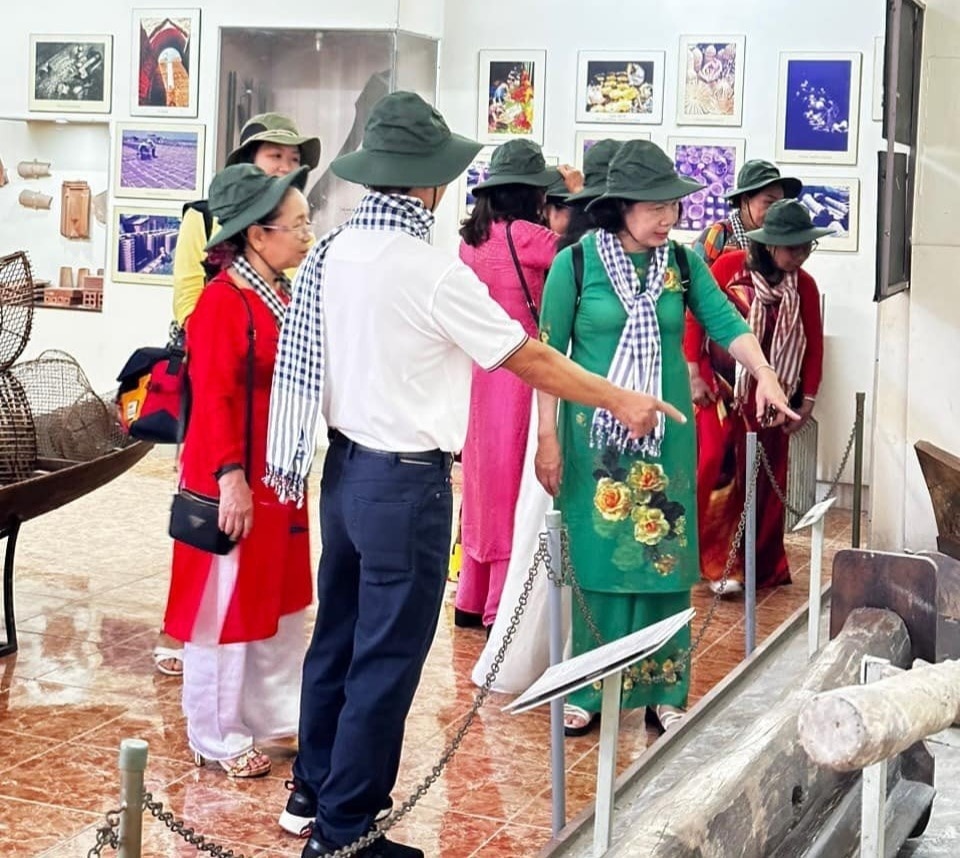 Los turistas visitan el Museo Provincial de Dong Thap. Fotografía de Huu Tuan