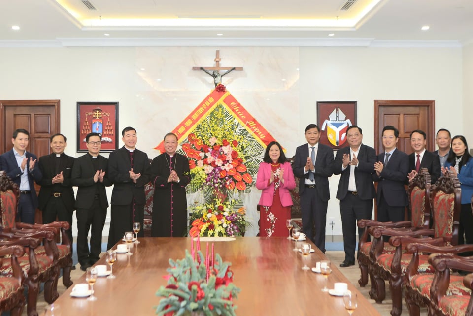 Hanoi Party Secretary Bui Thi Minh Hoai celebrates Christmas at the Hanoi Archdiocese.