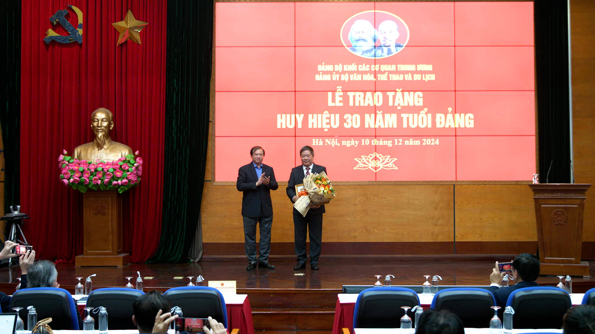 Trao huy hiệu 30 tuổi Đảng cho Phó Bí thư Thường trực Đảng ủy Bộ VHTTDL Nguyễn Tuấn Linh - Ảnh 1.