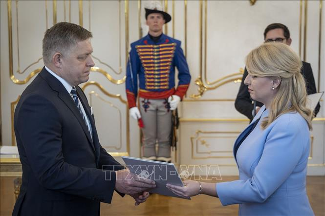 Tổng thống Slovakia Zuzana Caputova và tân Thủ tướng Slovakia Robert Fico (trái) tại lễ bổ nhiệm ở Bratislava, Slovakia, ngày 25/10/2023. Ảnh: AFP/TTXVN