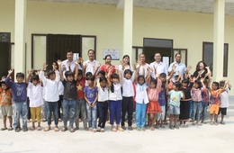 ความสุขของนักเรียนโรงเรียนประถมศึกษาลี้ ตู่ จ่อง (หมู่บ้านโม่ ไน ตรัง ตำบลเอีย เปียร์) ข้างห้องเรียนใหม่ ภาพโดย: หวู่ ชี